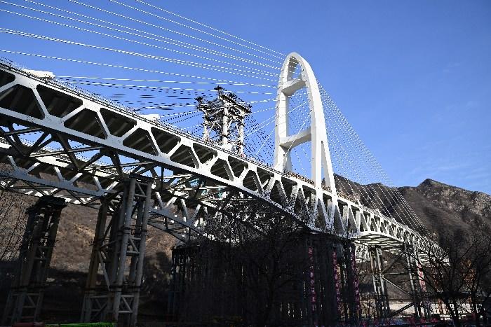 世界首例墩顶双转体曲线钢桁梁斜拉桥顺利转体